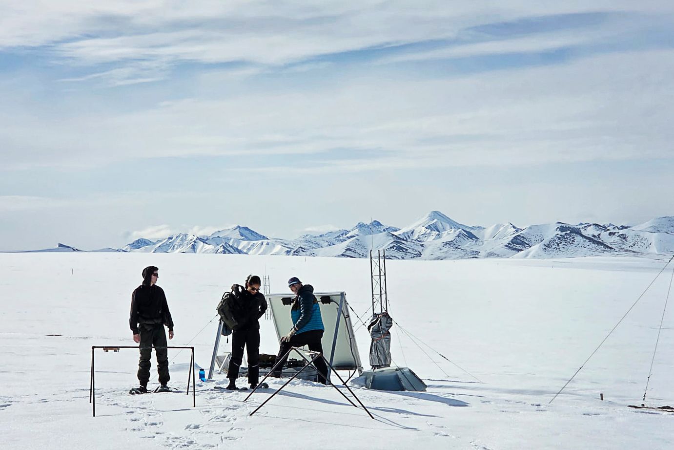 an Hauver-Radloff ’26, Sabrina Ng ’27, and Dr. Steve Oberbauer setting up cameras at one of Oberbauer's sites in deep snow.